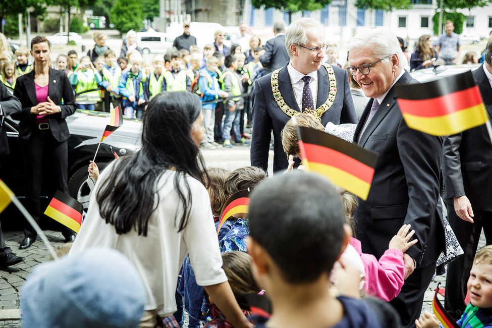 Bundespräsident Frank-Walter Steinmeier im Austausch mit Bürgern vor dem Rathaus während des Antrittsbesuches in Niedersachsen